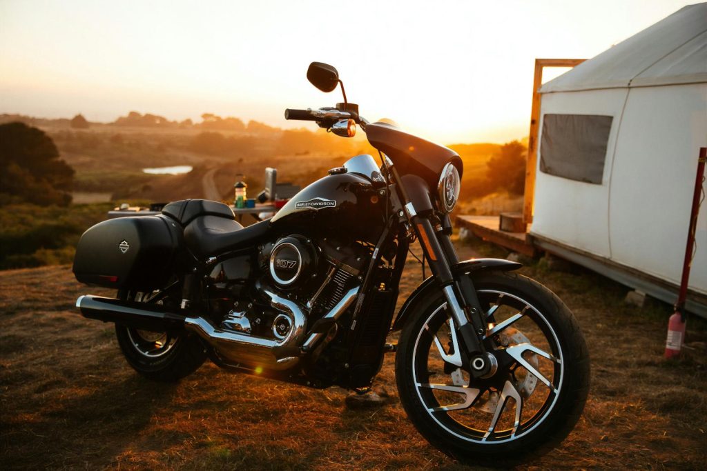 Moto aparcada al lado de una caravana